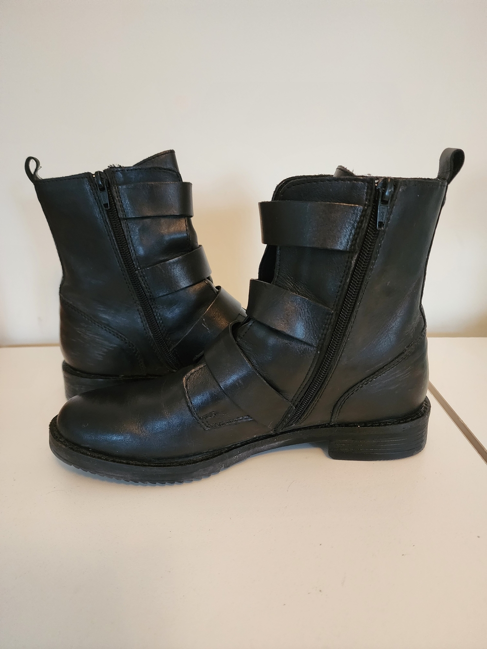 le chateau Black Italian Leather Ankle Combat Boots with Gold Buckle Size 39 - Picture 6 of 8